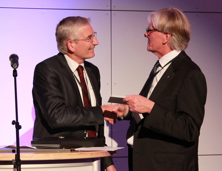 Professor Peitgen receives Fraunhofer Medal from Professor Gossner Professor Peitgen receives Fraunhofer Medal from Professor Gossner